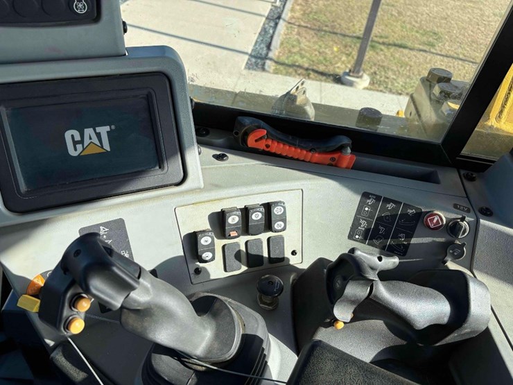 2020-caterpillar-d8t-image-31