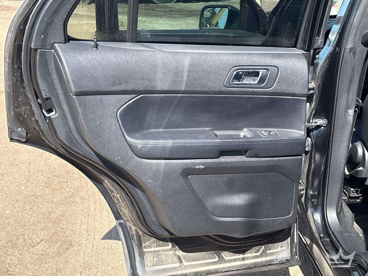 2016-ford-explorer-image-19