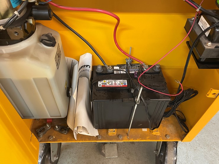 #4009-•-multiton-battery-operated-fork-lift-image-10