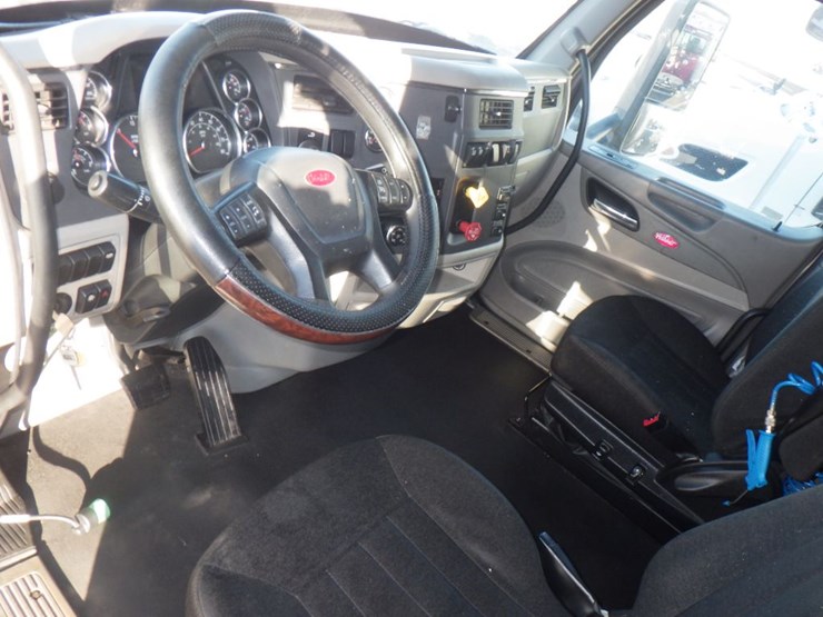 2019-peterbilt-579-image-18