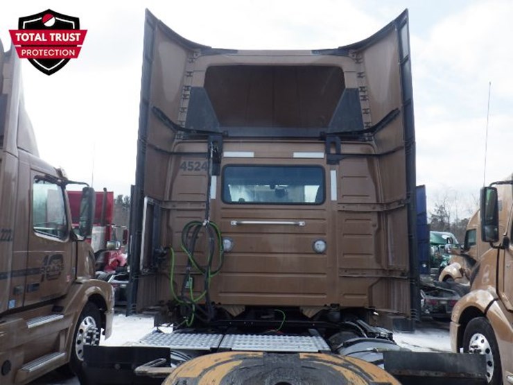 2022-volvo-vnl-300-image-14