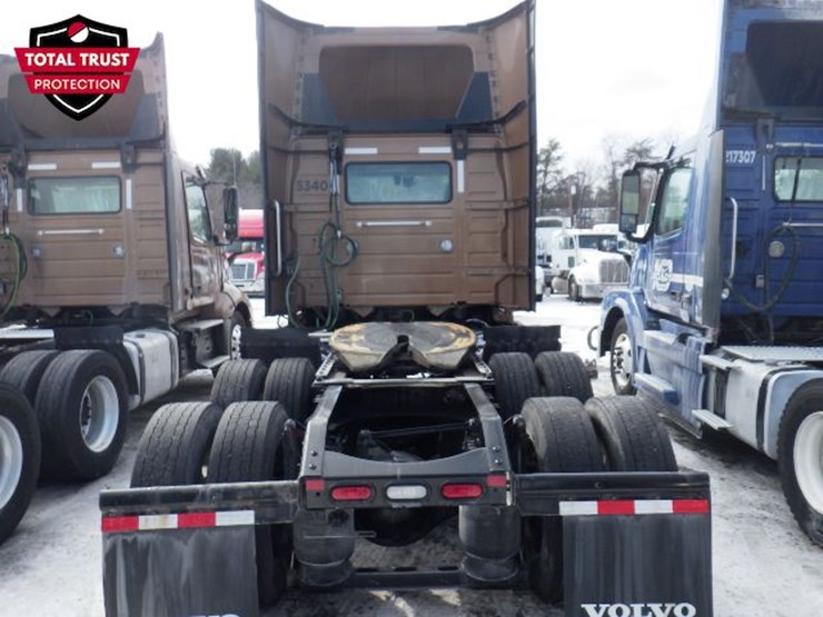 2023-volvo-vnl-300-image-10