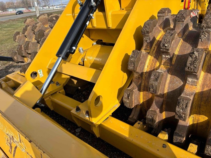 2023-caterpillar-815-image-15