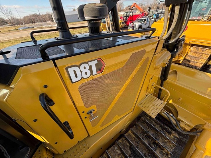 2020-caterpillar-d8t-image-38