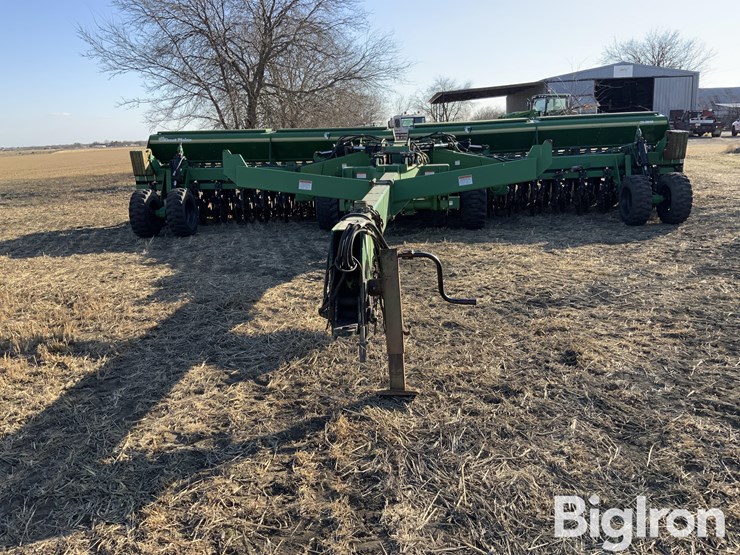 great-2n-3010-30'-2-section-folding-pull-type-no-till-drill-image-2