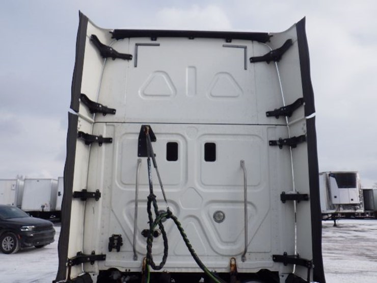 2016-freightliner-cascadia-125-image-12