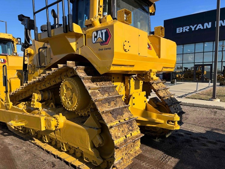 2020-caterpillar-d8t-image-3