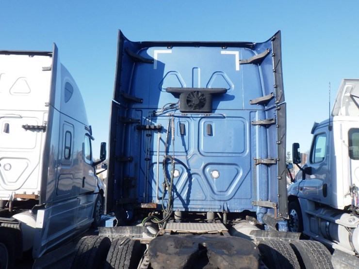 2019-freightliner-cascadia-126-image-11