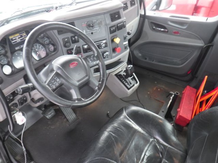 2017-peterbilt-579-image-15