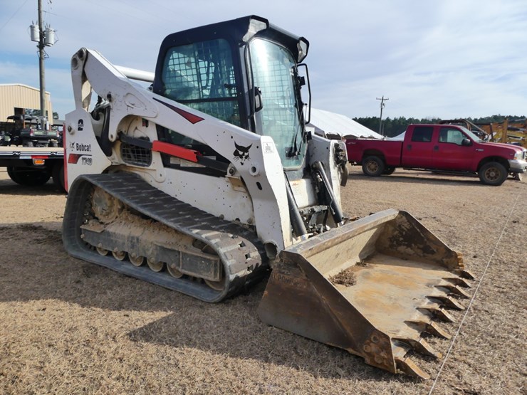 2022-bobcat-t740-image-2