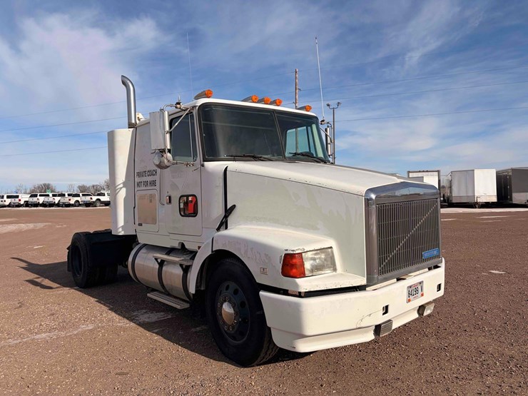 1994-volvo-truck-tractor-image-2