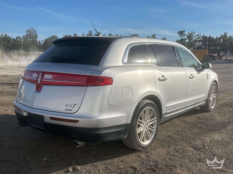 2016-lincoln-mkt-image-3