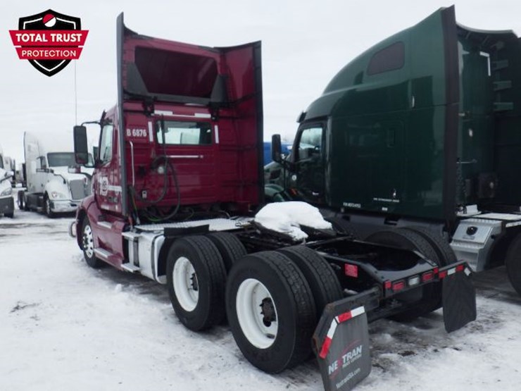 2022-volvo-vnl-300-image-11