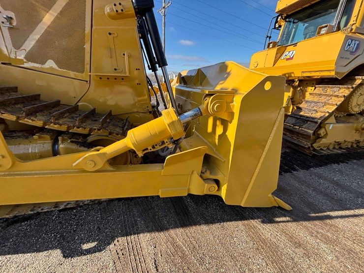 2020-caterpillar-d8t-image-23