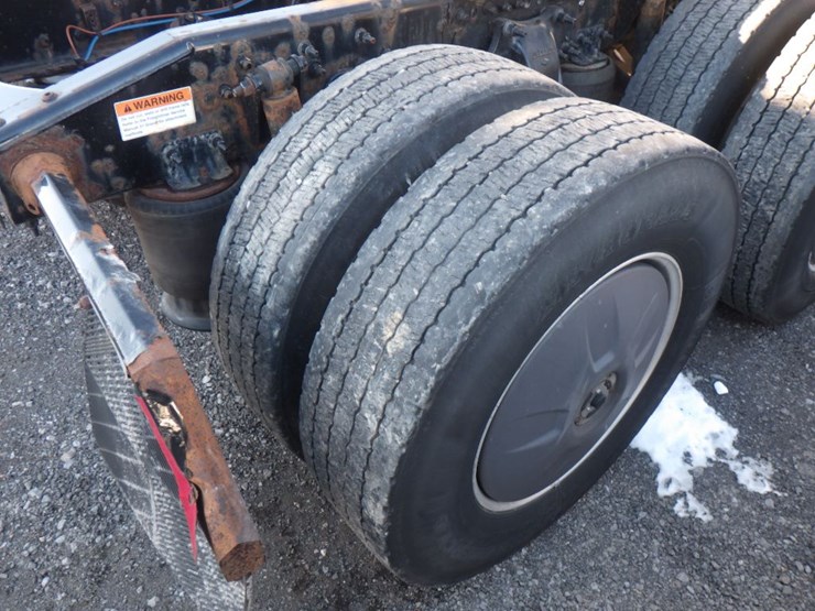 2019-freightliner-cascadia-126-image-8