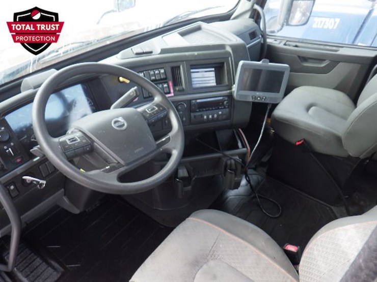 2023-volvo-vnl-300-image-16