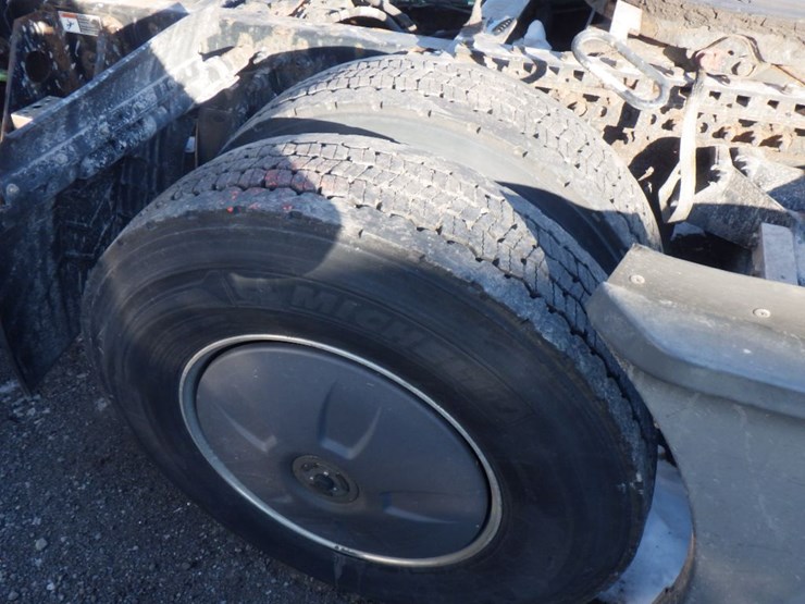 2019-freightliner-cascadia-126-image-14