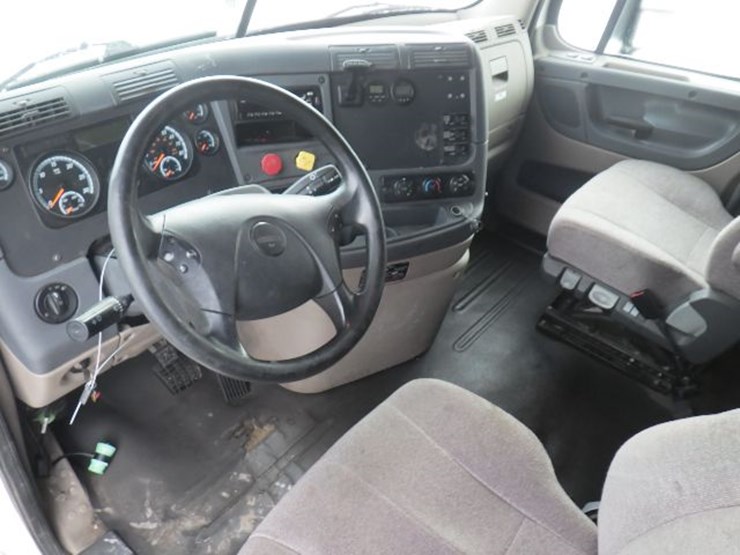 2018-freightliner-cascadia-125-image-16