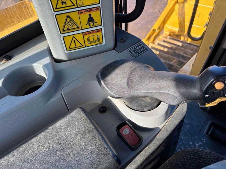 2020-caterpillar-d8t-image-34