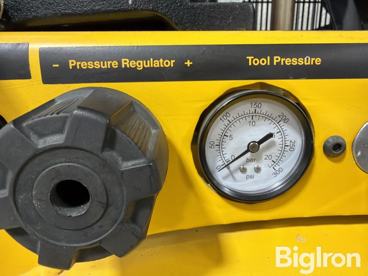 dewalt-dxcmv5048055-80-gallon-air-compressor-image-13