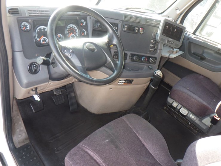 2017-freightliner-cascadia-125-image-18