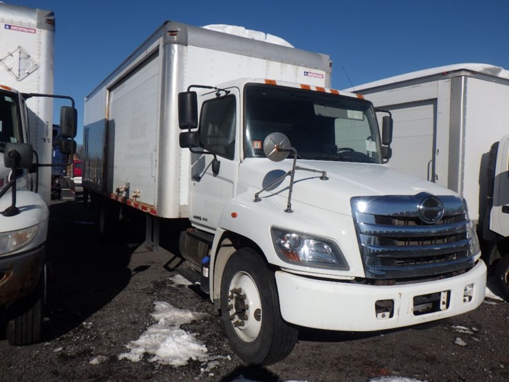 2017-hino-268a-image-3