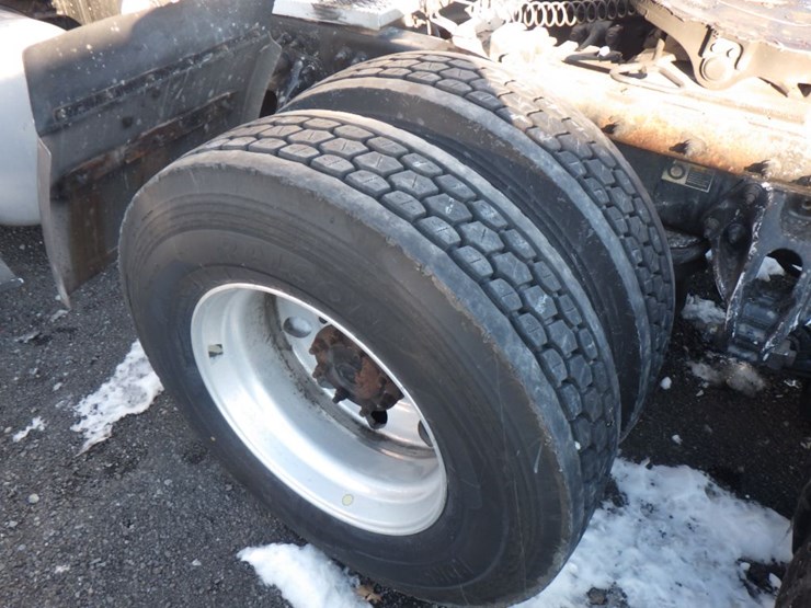 2018-peterbilt-579-image-12