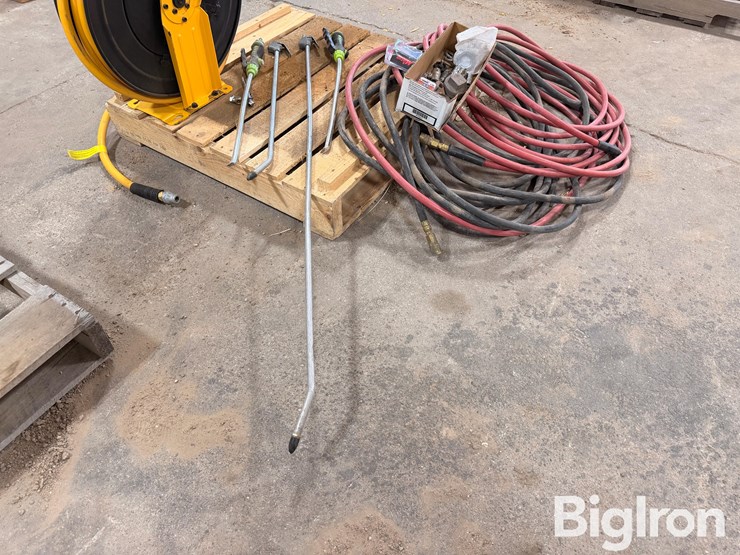 dewalt-air-hose-reel-w/accessories-image-9