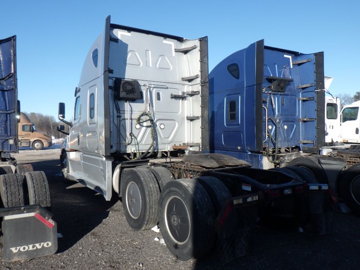 2019-freightliner-cascadia-126-image-13