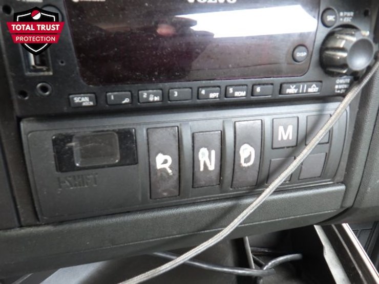 2023-volvo-vnl-300-image-16