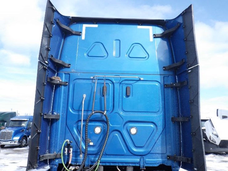 2022-freightliner-cascadia-126-image-13