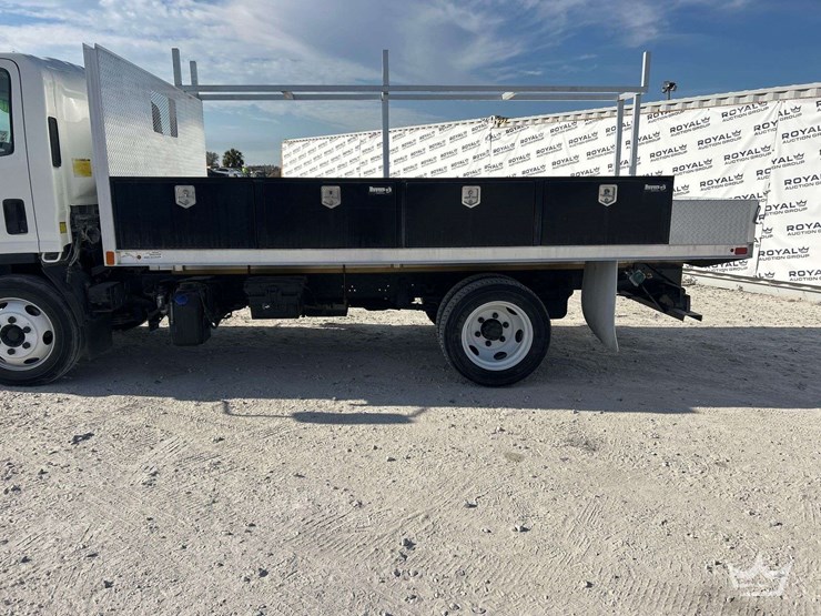 2017-isuzu-nrr-image-16