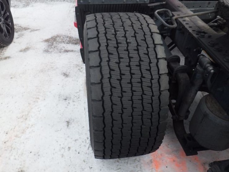 2023-volvo-vnl-300-image-13