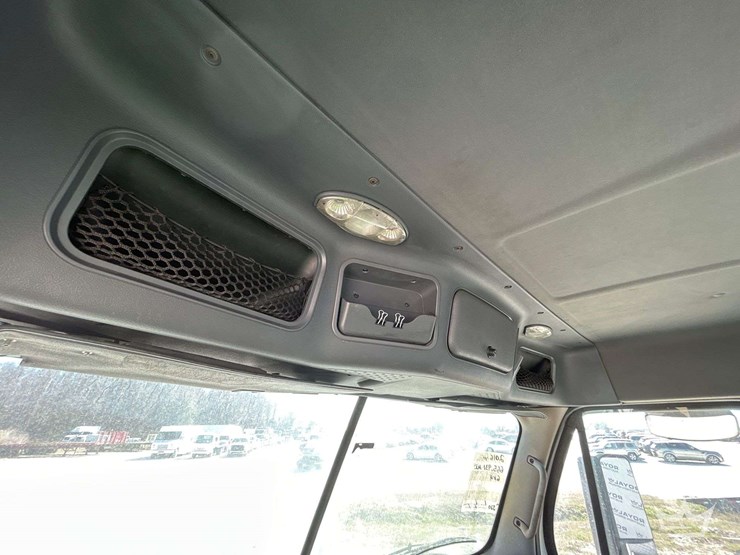 2016-freightliner-cascadia-125-image-19