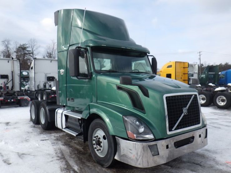 2016-volvo-vnl-300-image-3