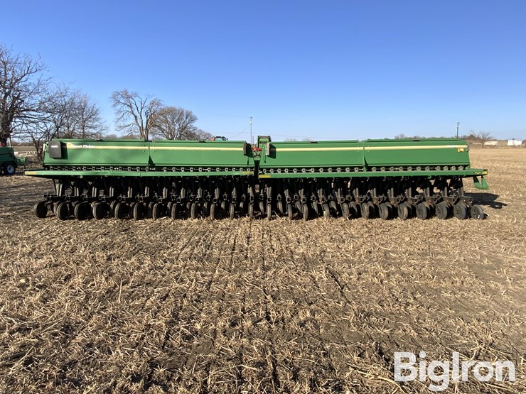 great-2n-3010-30'-2-section-folding-pull-type-no-till-drill-image-6