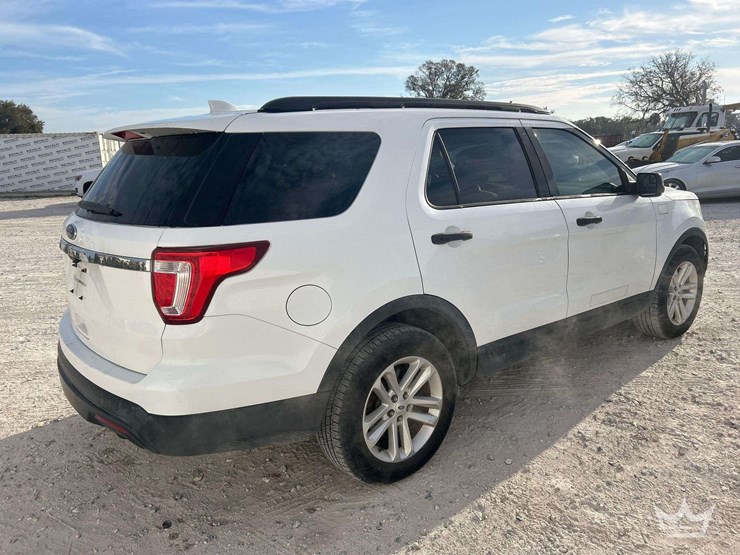 2017-ford-explorer-image-3