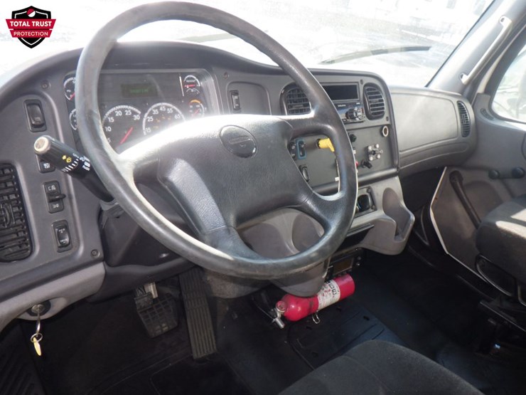 2019-freightliner-m2-106-image-11