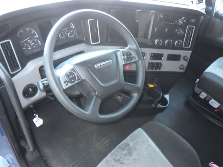 2019-freightliner-cascadia-126-image-16