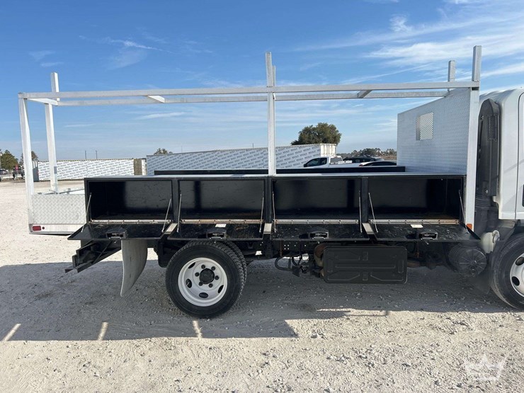 2017-isuzu-nrr-image-21