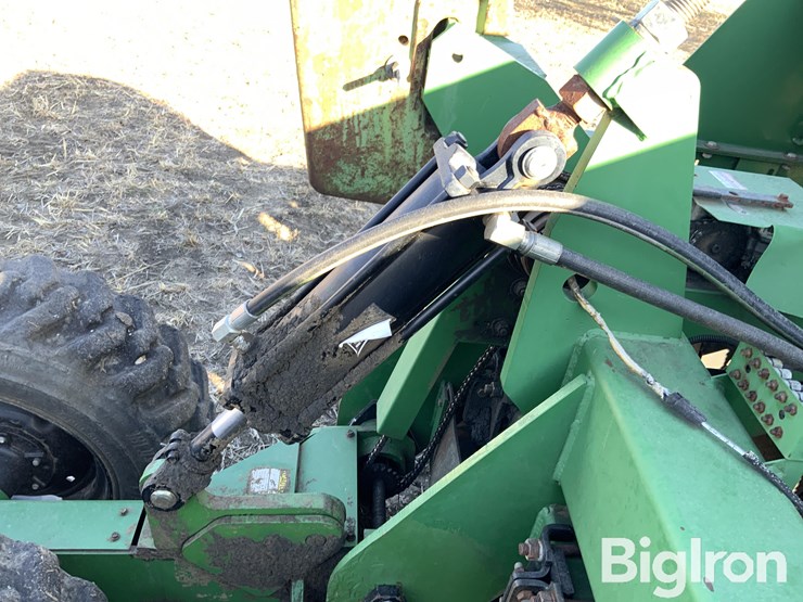 great-2n-3010-30'-2-section-folding-pull-type-no-till-drill-image-18