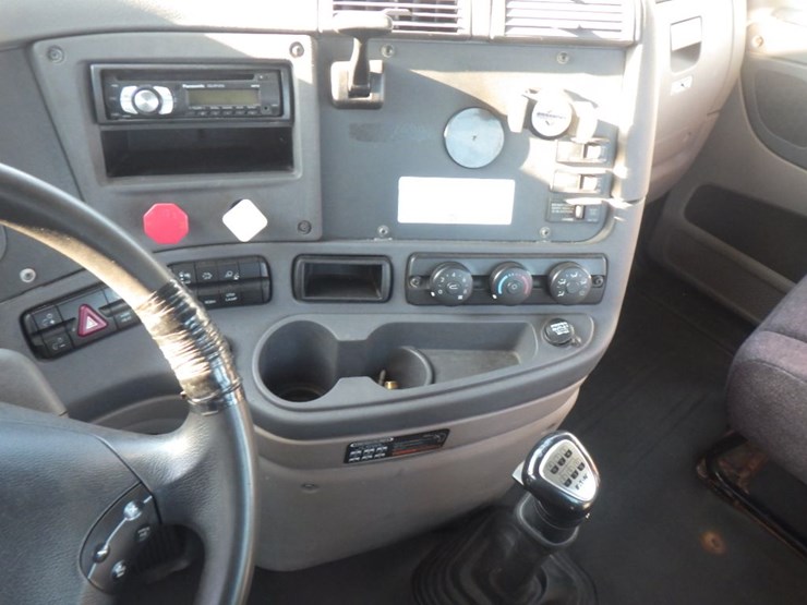 2014-freightliner-cascadia-125-evolution-image-14