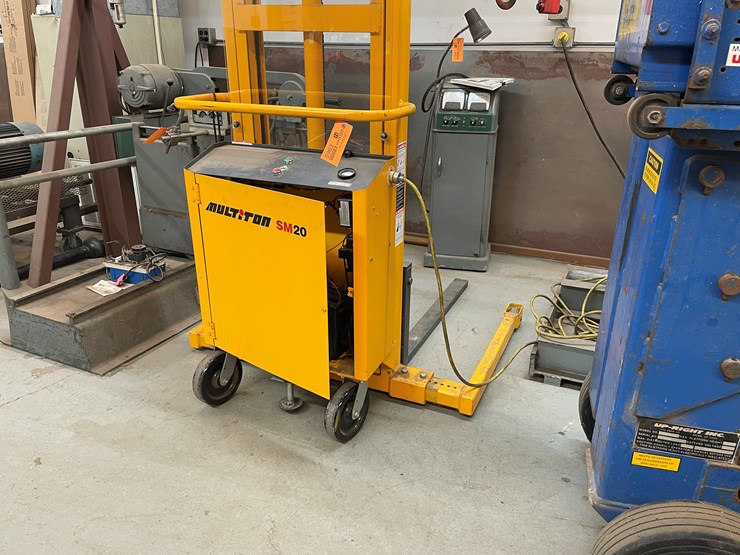 #4009-•-multiton-battery-operated-fork-lift-image-13