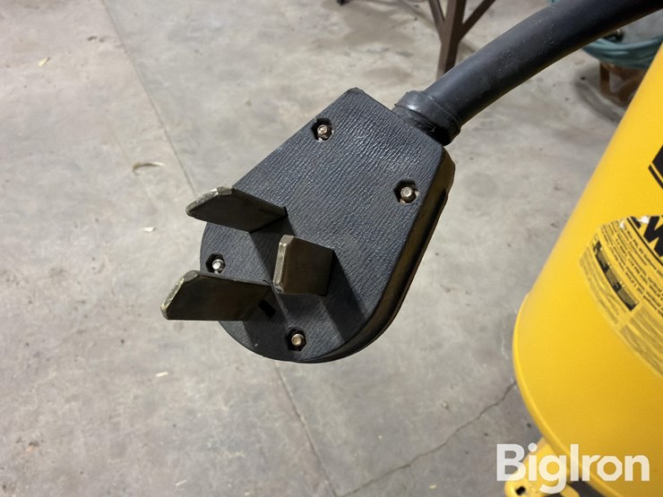 dewalt-dxcmv5048055-80-gallon-air-compressor-image-10