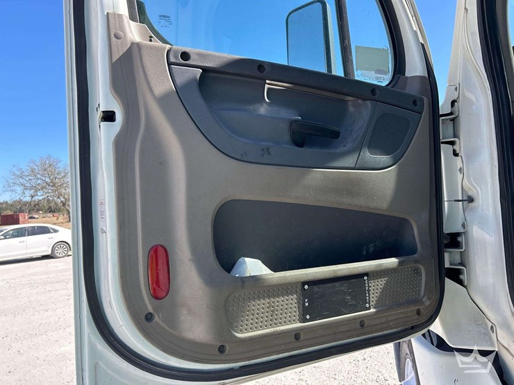 2016-freightliner-cascadia-125-image-11