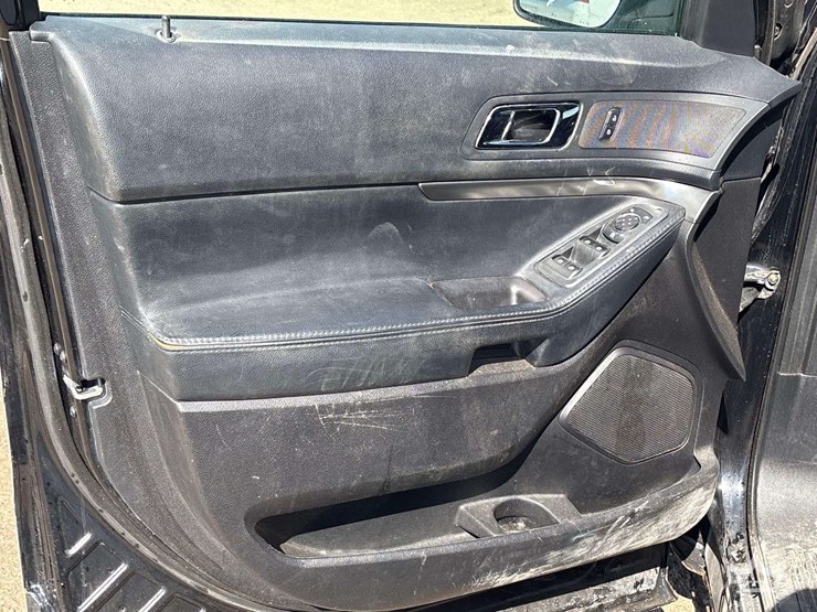 2016-ford-explorer-image-12