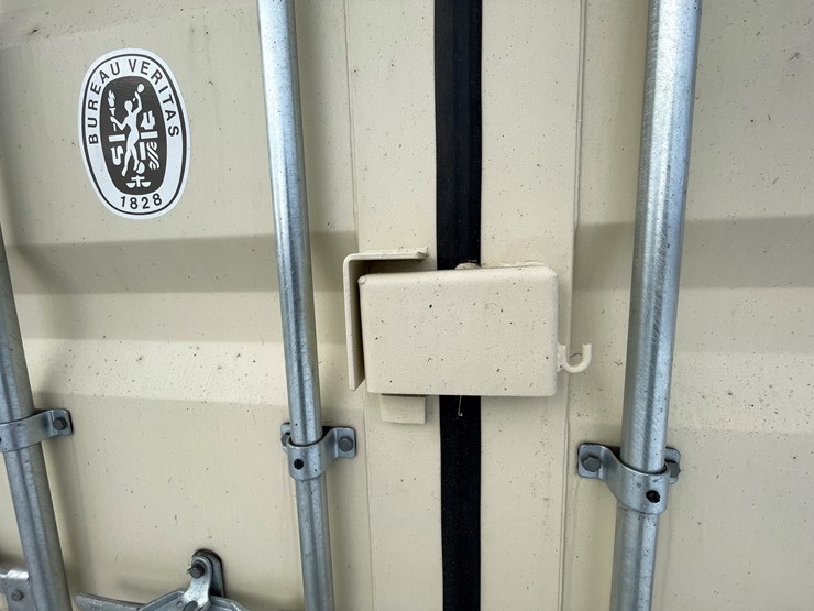 #203-•-20'-shipping-container-image-5