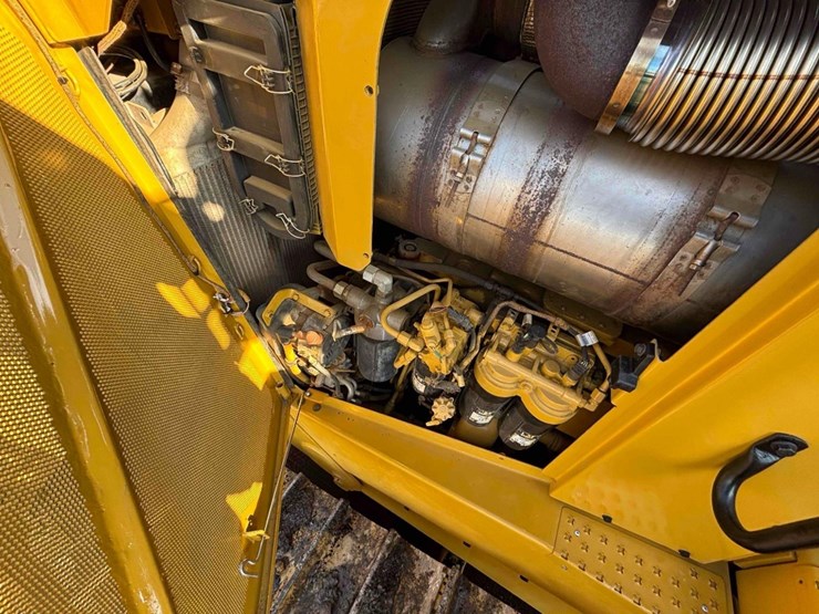 2020-caterpillar-d8t-image-27