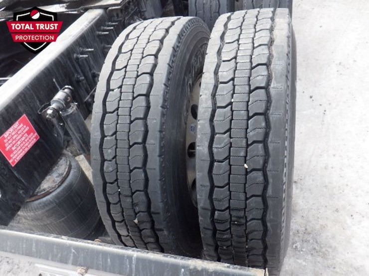 2022-volvo-vnl-300-image-8