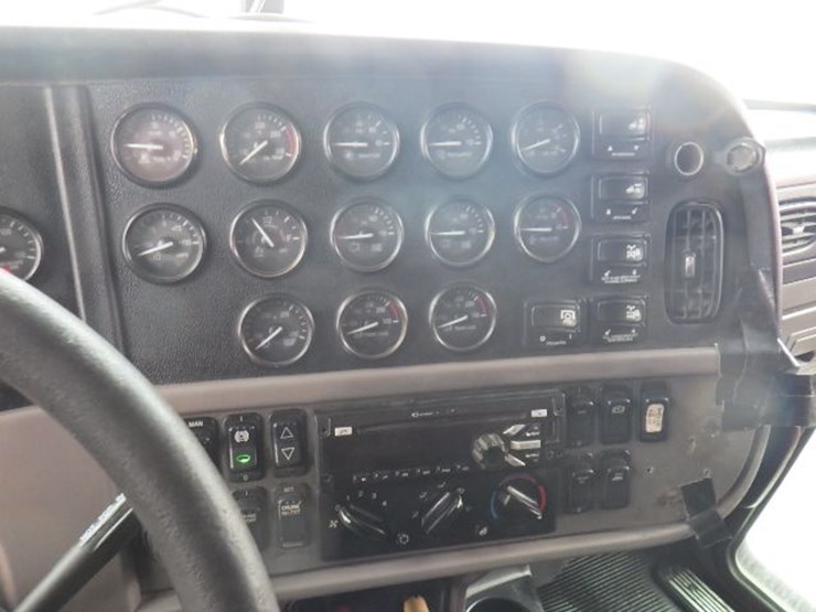 2014-peterbilt-386-image-23